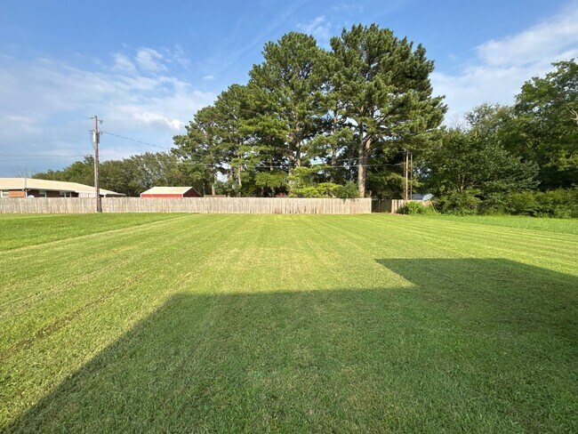 Building Photo - Spacious & Updated Duplex in a Convenient Lebanon Location!