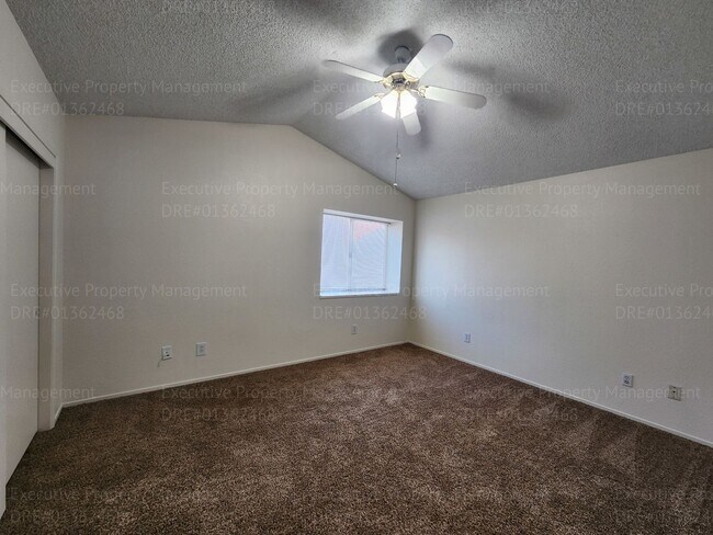 Building Photo - 3 bedroom/ 2.5 bathroom