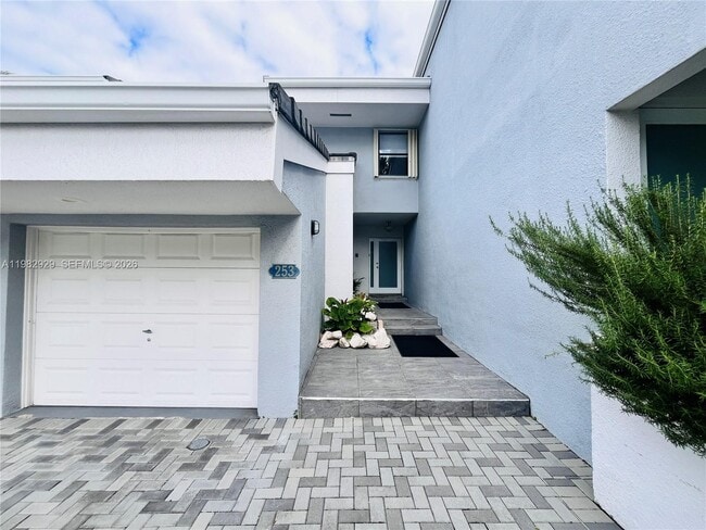 Building Photo - 253 Poinciana Island Dr