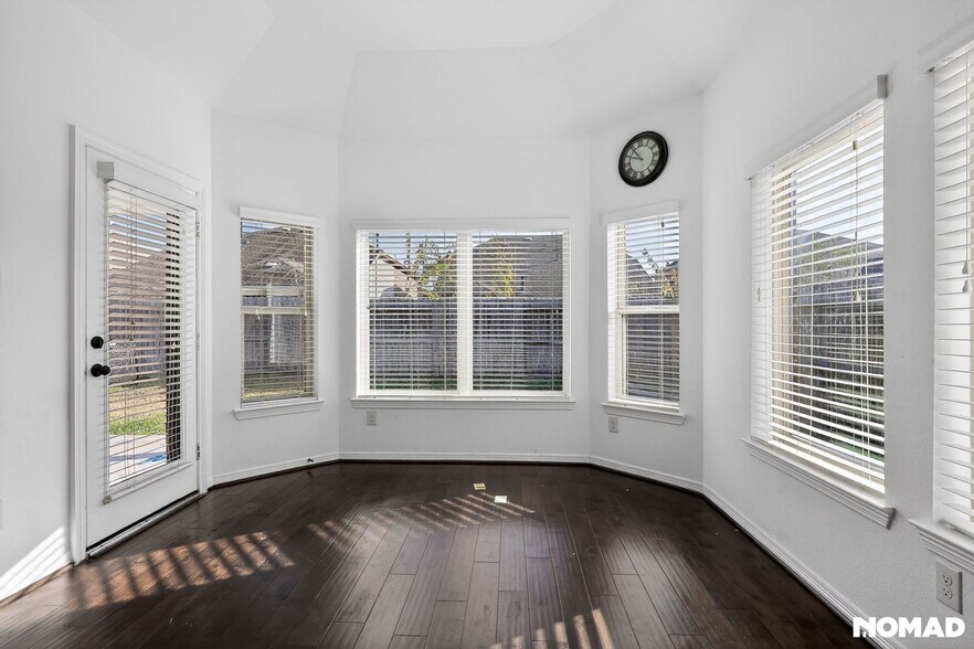 Building Photo - 2010 Silver Moon Dr