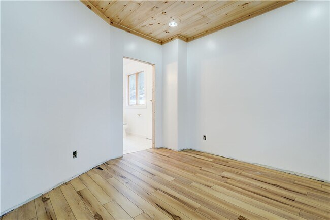 Building Photo - 413 Caroline St
