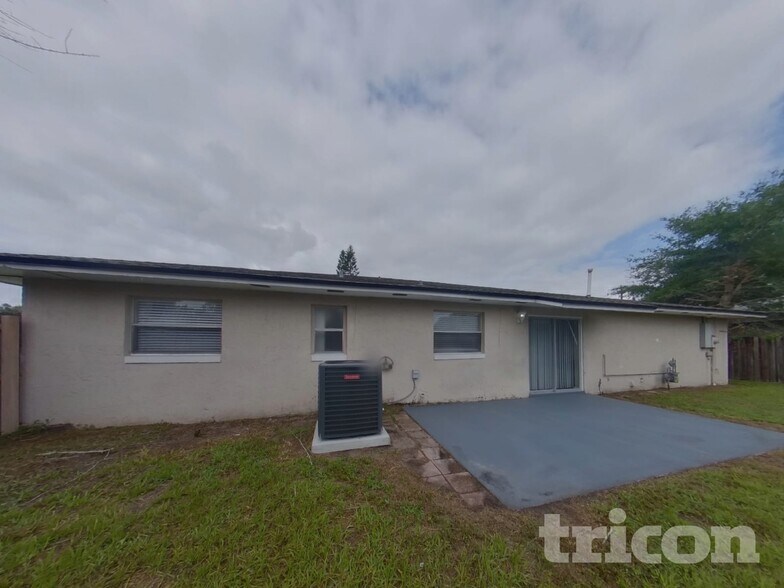 Building Photo - 125 Hidden Lake Dr
