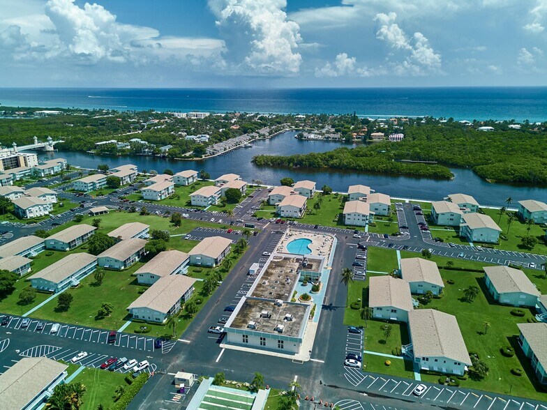 Building Photo - 210 Horizons E