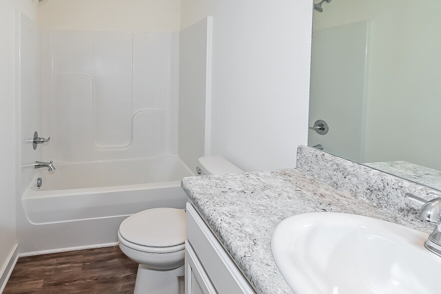 Building Photo - 585 The Heights Ln
