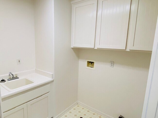 Building Photo - Spacious Encinitas home with open layout, upgraded kitchen, and private backyard