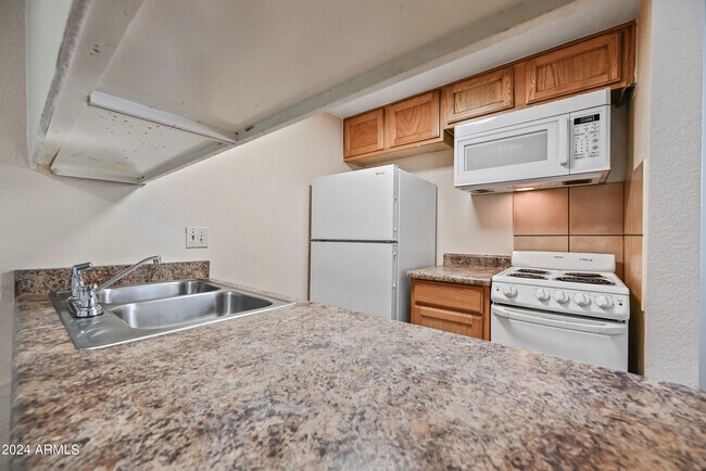 Building Photo - 3141 E Cypress St