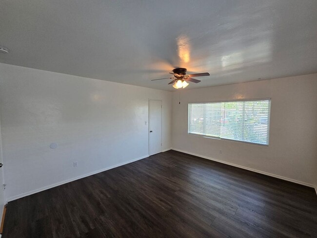 Building Photo - 5BD/3BA on Adobe Dr!!