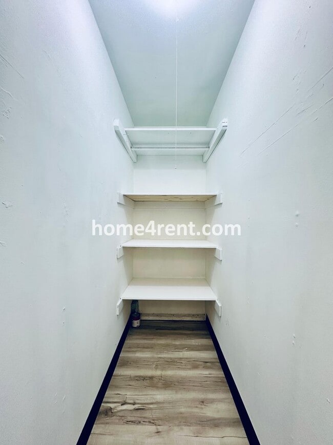 Building Photo - Two Bedroom Ranch Style Duplex Home in Grandview - Featuring Plenty of Natural Light, Fenced Yard...