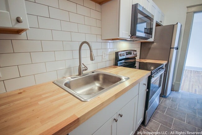 Building Photo - Updated 2 Bedroom 1 Bathroom in Downtown C...