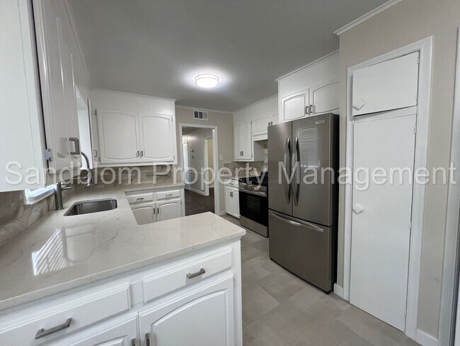 Building Photo - For Lease | $1300 Rent | Available Now!
