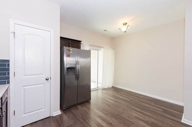 Building Photo - Ready to live close to the beach?