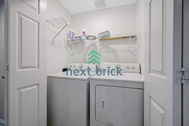 Building Photo - Charming 2-Bed Townhouse Retreat in Bothell with 2.5 Baths – Your Perfect Sanctuary Awaits!