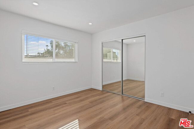 Building Photo - 2447 Beachwood Dr