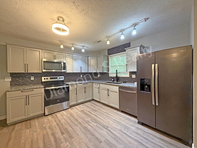 Building Photo - Spacious, Clean 3 Bedroom Home + Bonus Room Available!