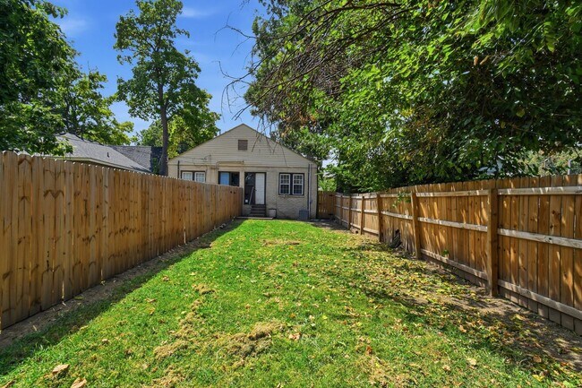 Building Photo - 1633 E 8th St