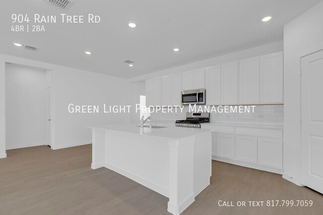 Building Photo - 904 Raintree Rd