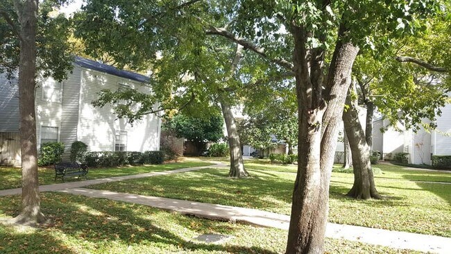 Building Photo - 9809 Richmond Ave