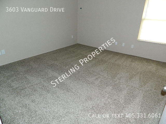 Building Photo - 3603 Vanguard Dr