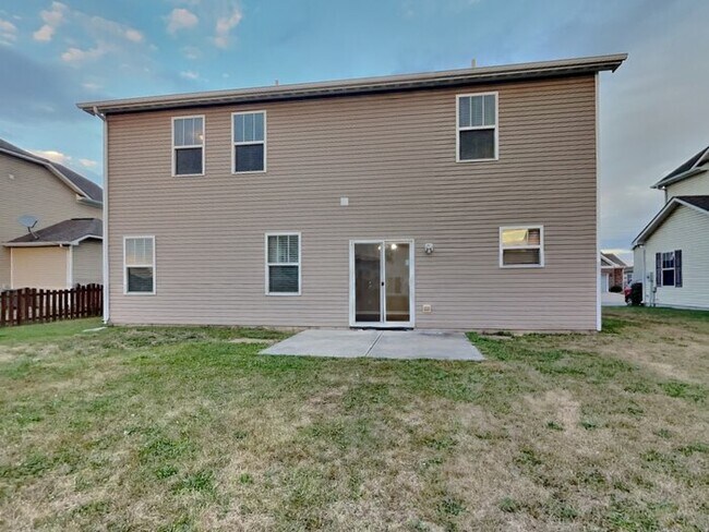 Building Photo - 4 bed 2.5 bath in Plainfield!