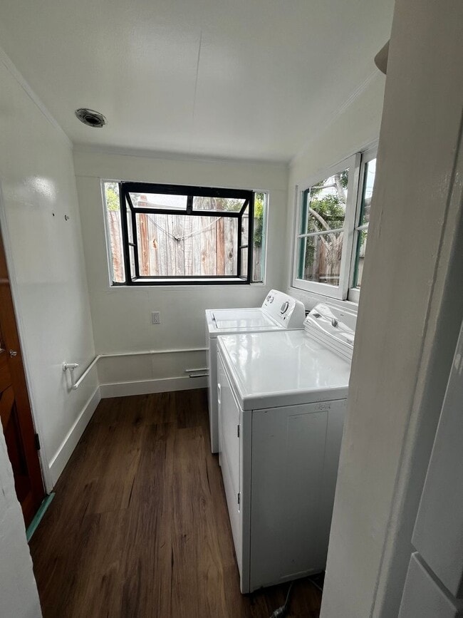 Building Photo - 921