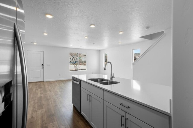 Building Photo - MOVE IN READY! 3 Bedroom townhome in long valley!