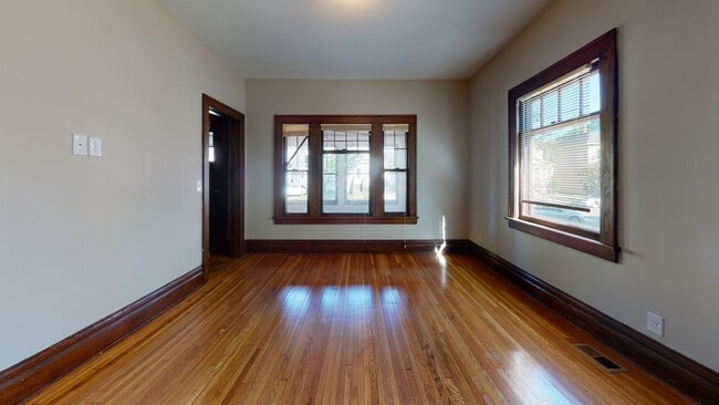 Building Photo - Updated 5-Bedroom House Close to U of M Ca...