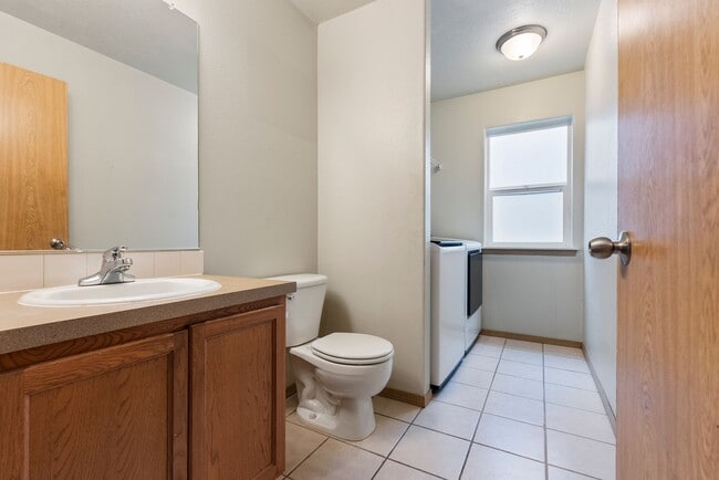 Building Photo - 4 bed, 2.5 bathroom House available