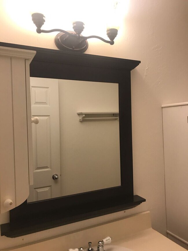 Building Photo - Unbeatable Charm in Camarillo's Colony