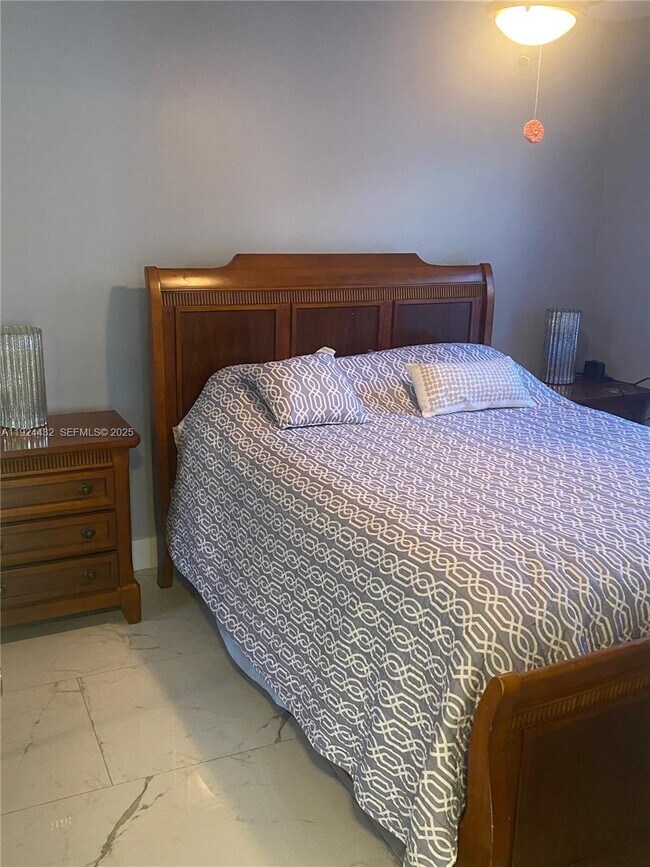 Building Photo - 14046 S Cypress Cove Cir