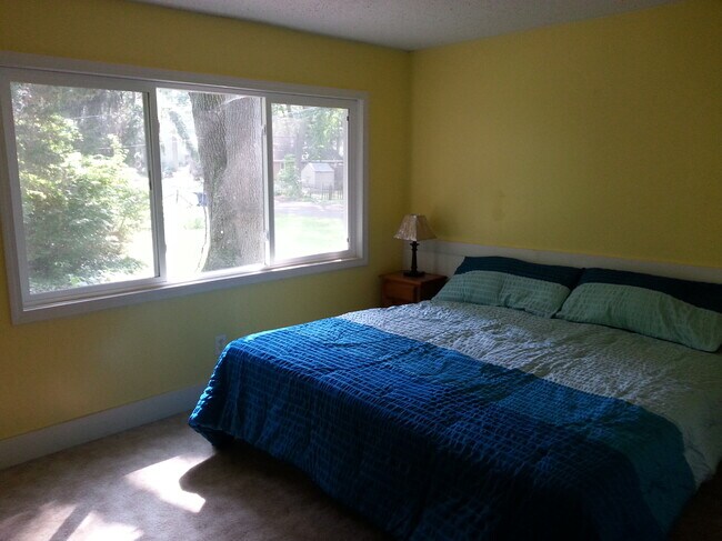 Bedroom 1 - 17340 Oak St