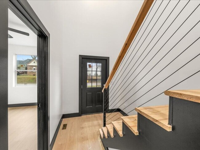 Building Photo - Knoxville 37914 - 3 bedroom, 3 bath stunning townhome apartment in Park City area of Knoxville - ...