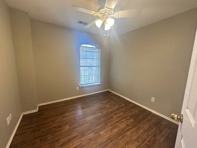 Building Photo - Spacious 4 bd, 2 bath - Converted garage f...