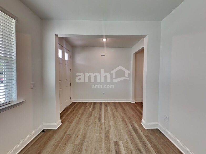 Building Photo - 1555 Soapstone Rd