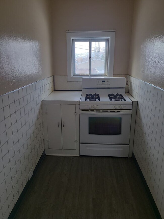 Building Photo - Available Now! Call the office to schedule...