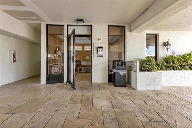 Building Photo - 1500 Park Beach Cir