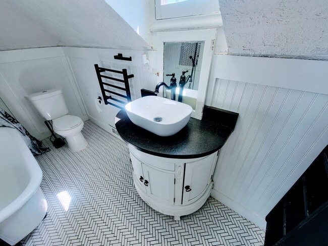 Building Photo - 324 L St E