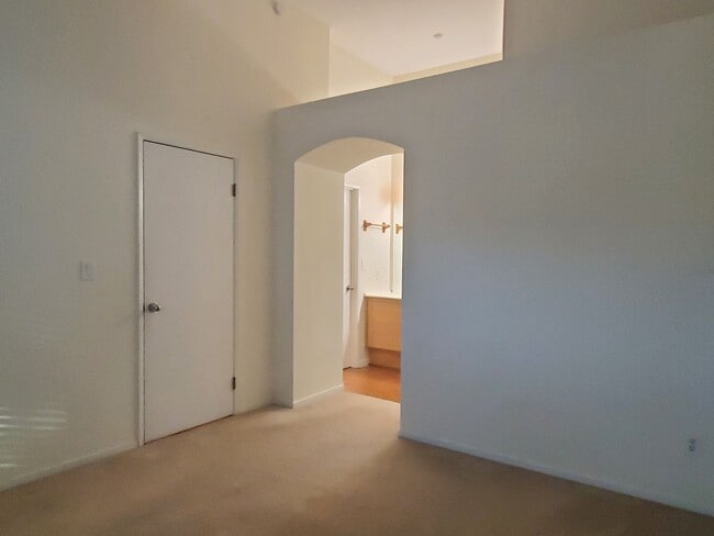 Building Photo - Spacious Condo, A/C, Wood Floors, Fresh Pa...
