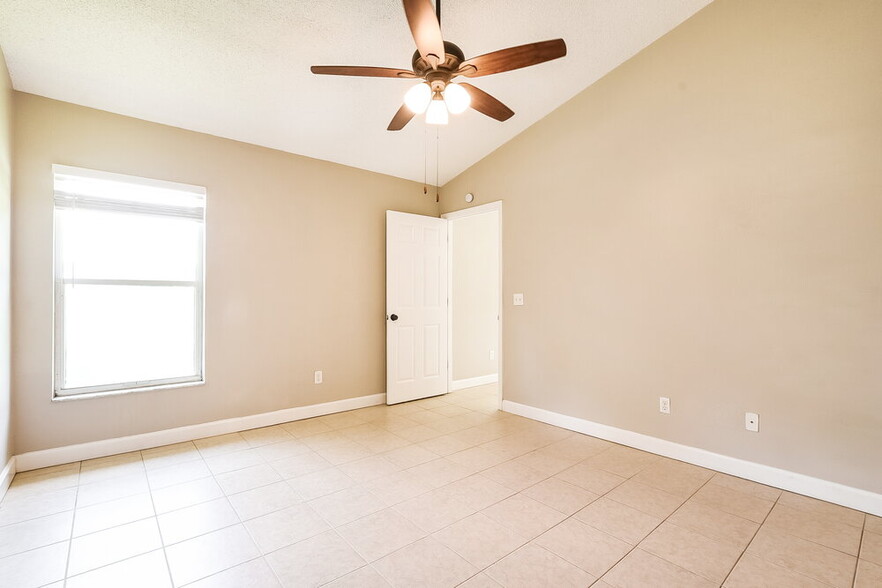 Building Photo - 1306 Silverthorn Dr