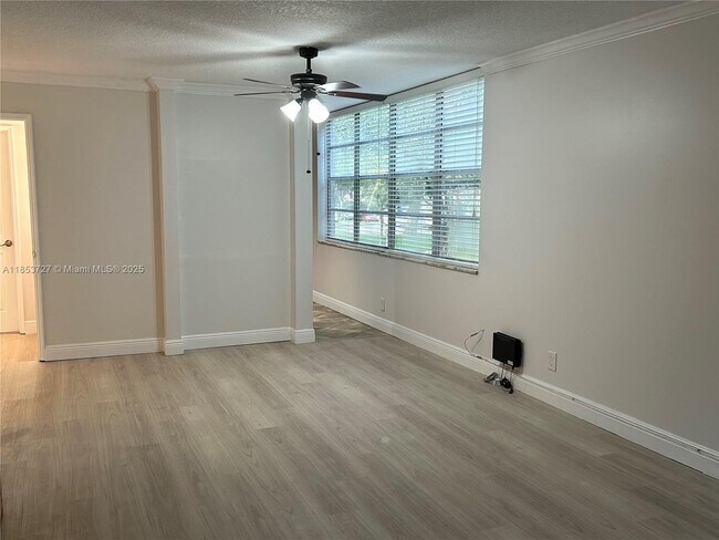 Building Photo - 9410 Live Oak Pl