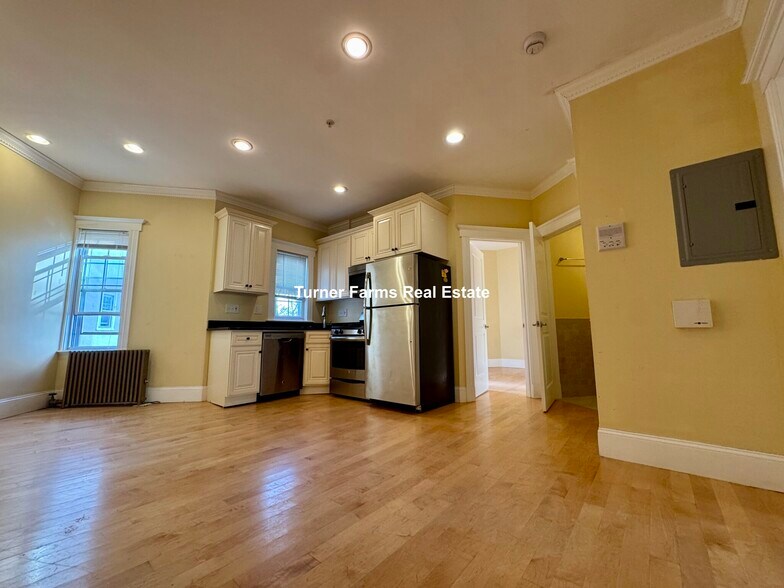 Building Photo - 156 Magazine St