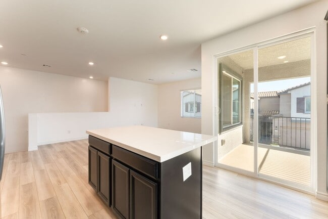 Building Photo - Bright Townhome in Gated Community!