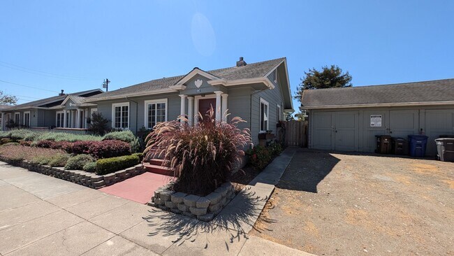 Building Photo - Laurel Street Triplex