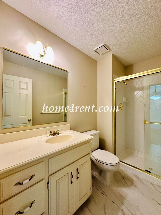 Building Photo - Exceptional 1.5 Story Home in the Prestigious Loch Lloyd Community!