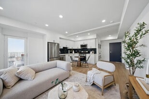 Building Photo - 212 N Mariposa Ave