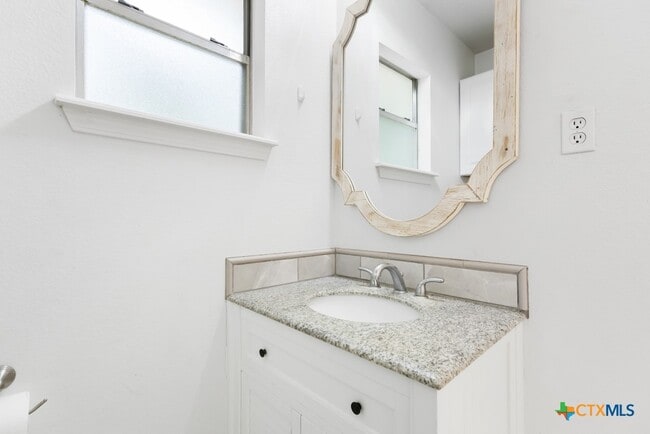 Building Photo - 761 Whippoorwill Dr
