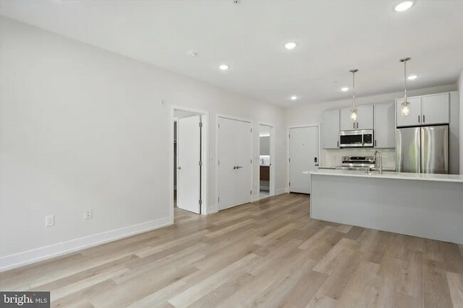 Primary Photo - 401 E Walnut Ln