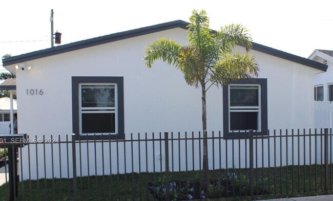 Building Photo - 1016 State St