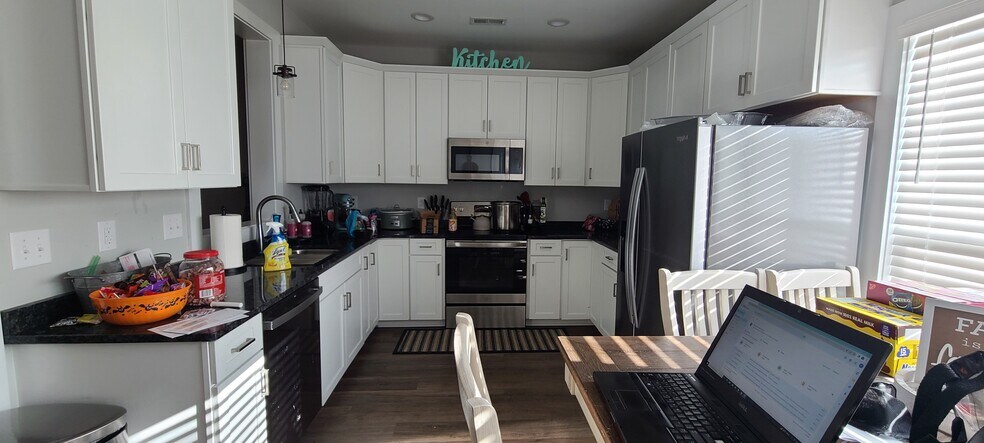 Building Photo - 151 Sunburst Villa Dr