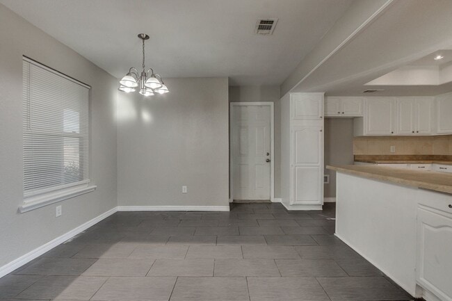 Building Photo - Spacious 3-bedroom home with bonus room, fenced yard, and 2-car garage in Country Hollow.