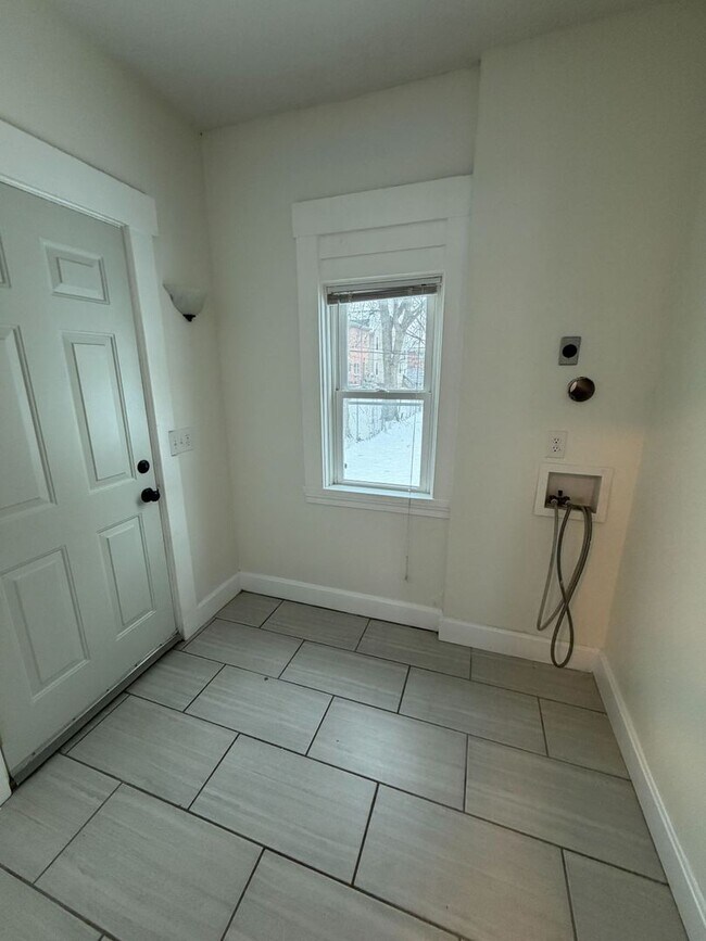 Building Photo - Fully Renovated 3BR in the Heart of Columbus